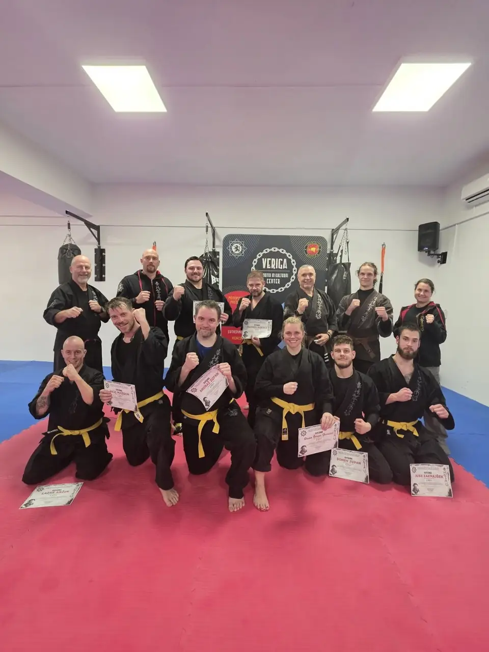 Skupinska fotografija kempo arnis članov z diplomami in črnimi pasovi