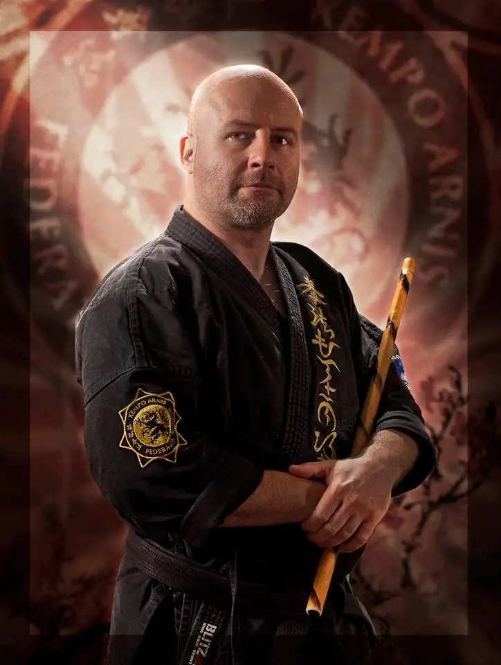 Mitja Jukič Grm v kempo kimonu s palicama