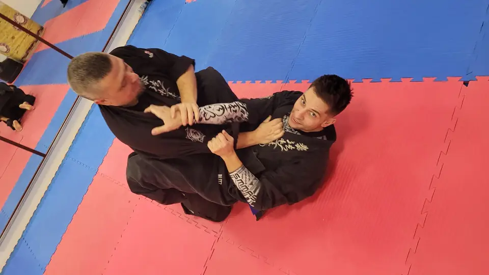 Kempo arnis trening: vaja na tleh na blazinah