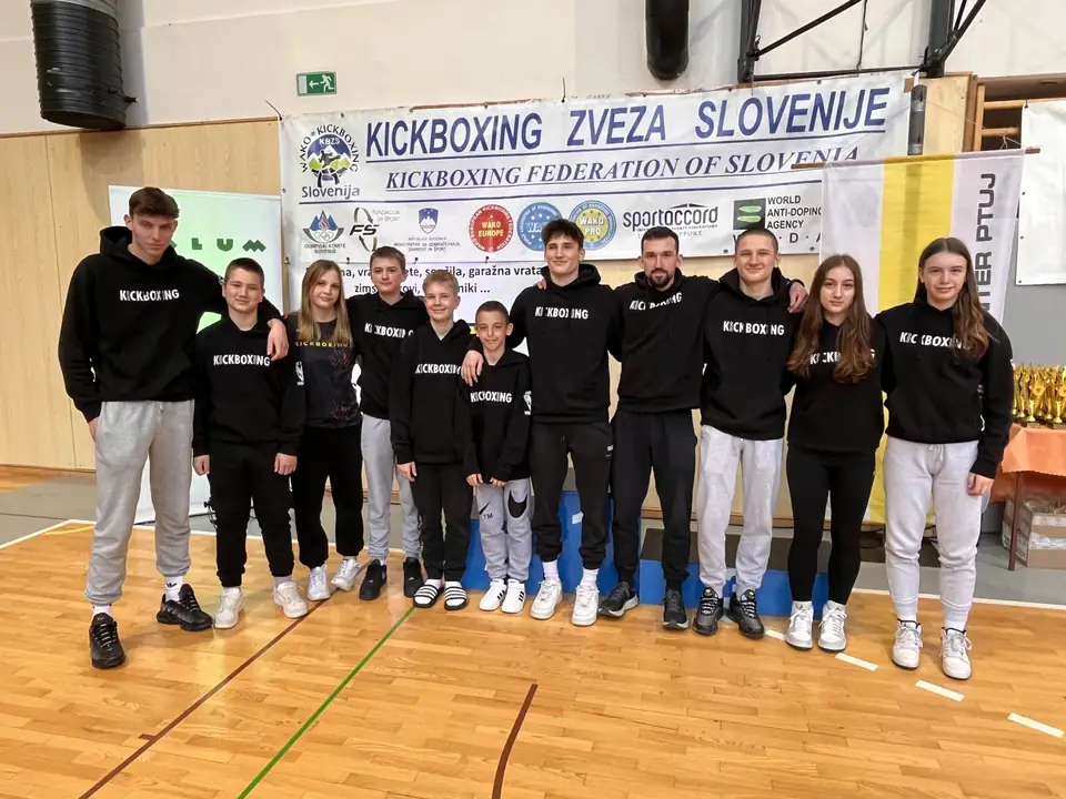 Ekipa Fight Team Veriga pred bannerjem Kickboxing zveze Slovenije