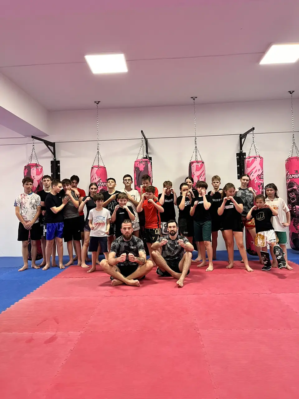 Otroška skupina kickboxa po treningu v dvorani Centra Veriga