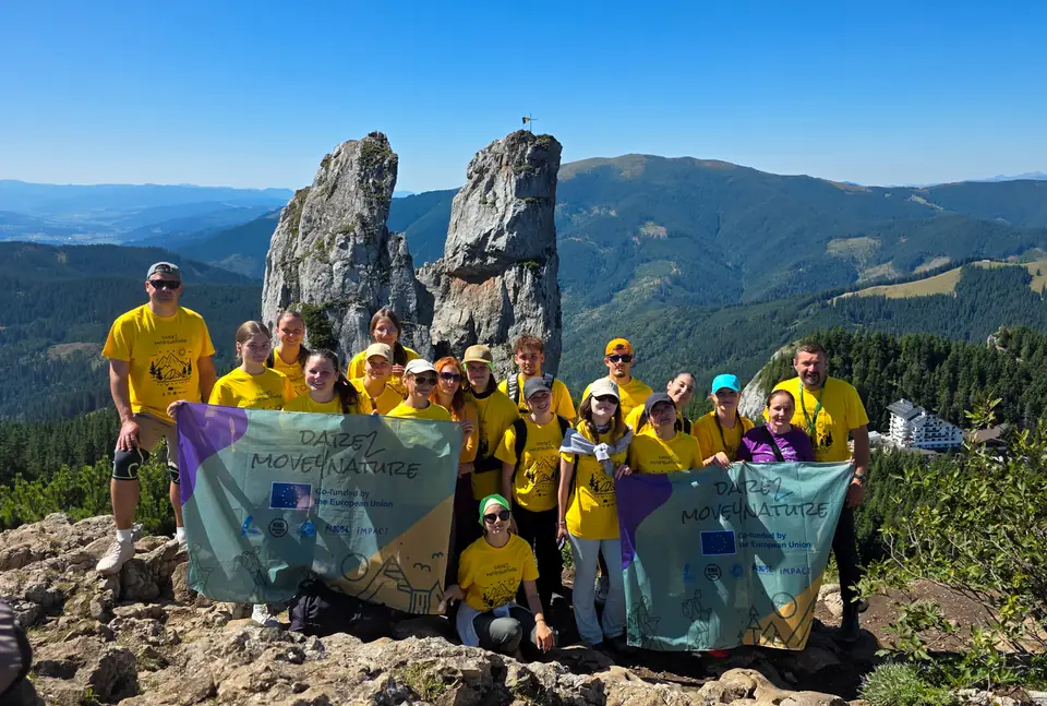 Skupina na gorskem grebenu v Romuniji med taborom Dare2Move4Nature