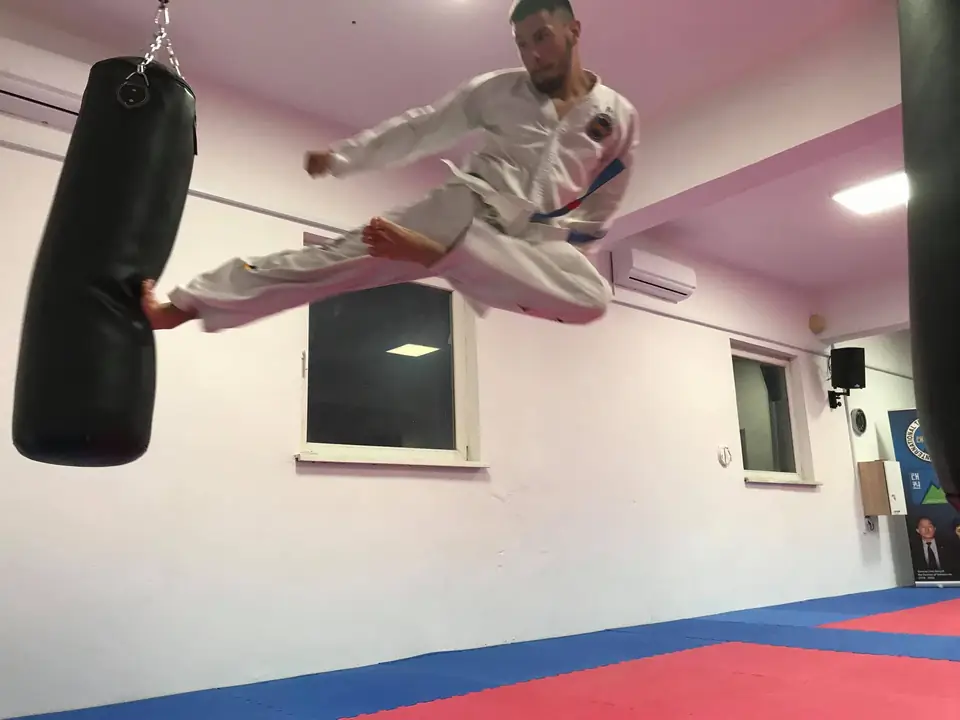 Taekwon-do: visok udarec z nogo pred boksarsko vrečo