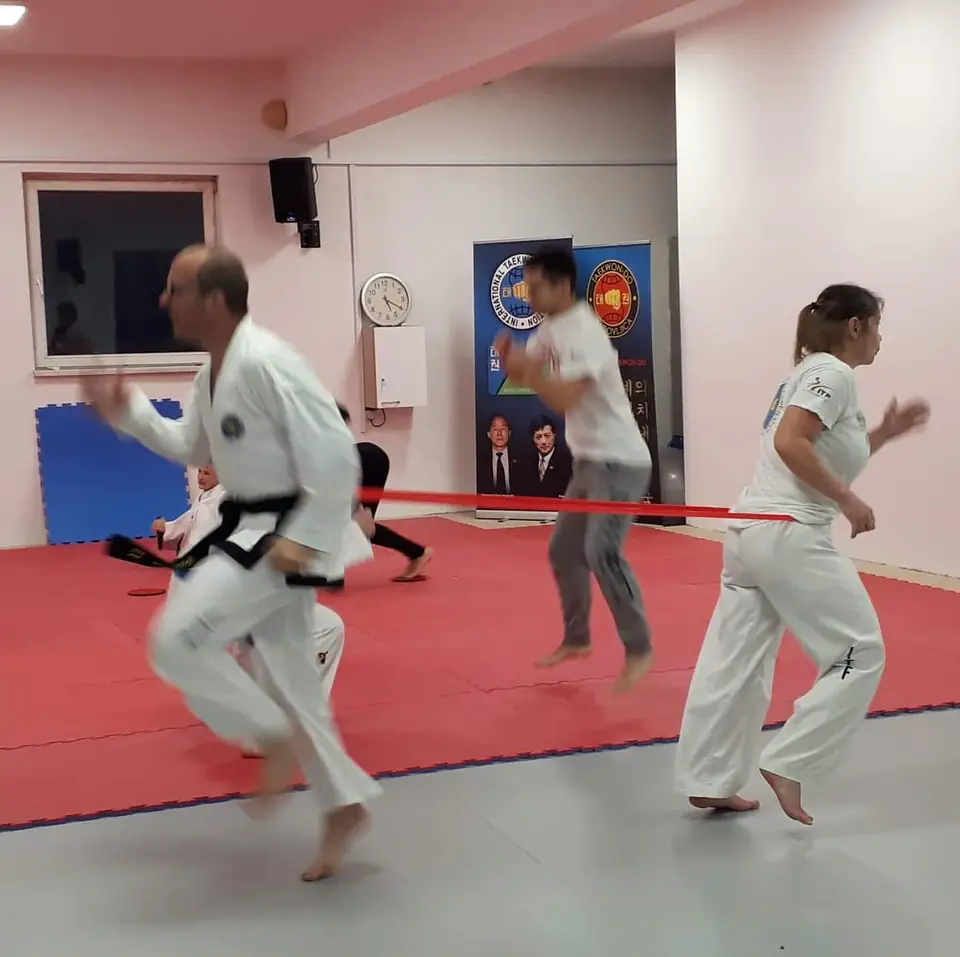 Taekwon-do vadba otrok in trenerja na rdeči podlogi